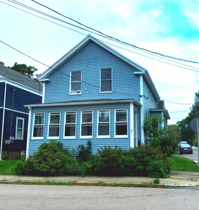 87 Van Zandt Ave in Newport, RI - Building Photo