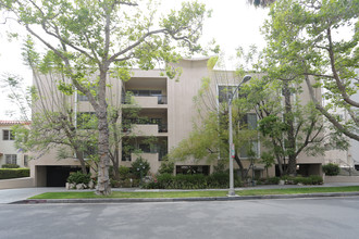 237 N Almont Dr in Beverly Hills, CA - Foto de edificio - Building Photo