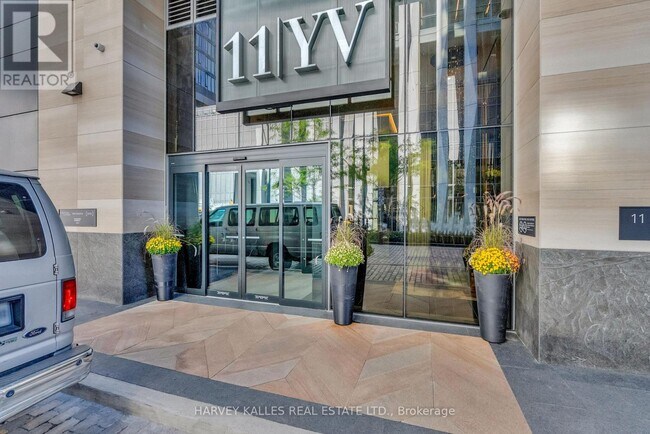 11 Yorkville Ave in Toronto, ON - Building Photo - Building Photo