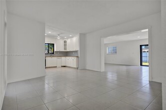 11235 NW 59th Pl in Hialeah, FL - Building Photo - Building Photo