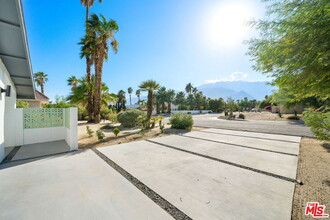 2660 N Farrell Dr in Palm Springs, CA - Building Photo - Building Photo