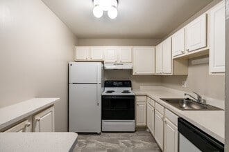 Harbor Club South in Harrison Township, MI - Building Photo - Interior Photo