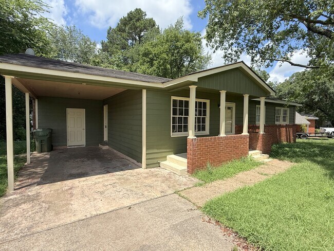 3015 Shadow Lawn Dr NW in Huntsville, AL - Building Photo - Building Photo