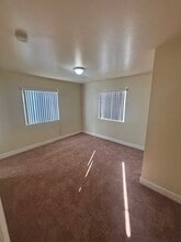 326 E 101st St in Los Angeles, CA - Foto de edificio - Building Photo