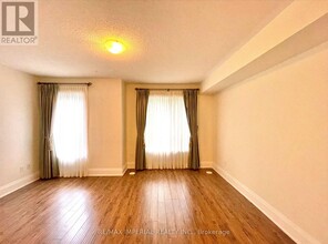 5-TH5 Oakburn Crescent in Toronto, ON - Building Photo - Building Photo