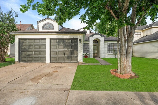7215 Trogon Ln in Houston, TX - Building Photo - Building Photo