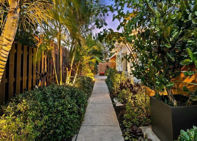 808 NE 17th Way, Unit 2 in Fort Lauderdale, FL - Building Photo - Building Photo