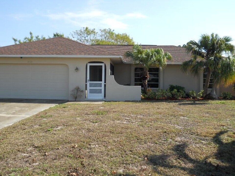 3733 SW 1st Ave in Cape Coral, FL - Building Photo