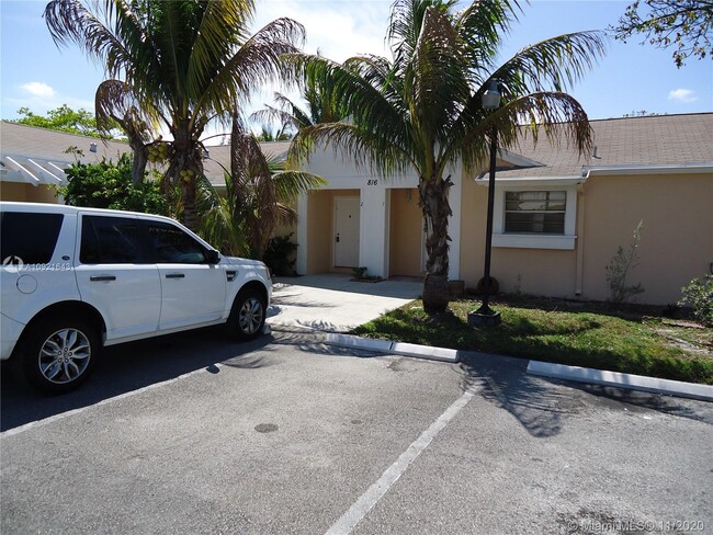 816 NE 214th Ln in Miami, FL - Foto de edificio - Building Photo