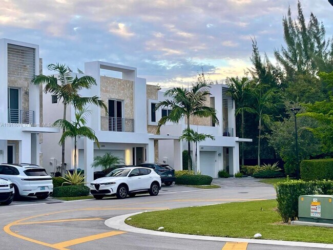 6846 NW 103rd Ave in Doral, FL - Building Photo - Building Photo