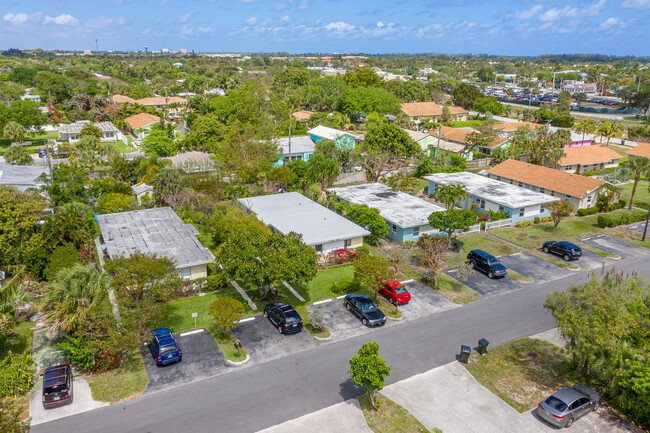 237 NE 10th St in Delray Beach, FL - Building Photo - Building Photo