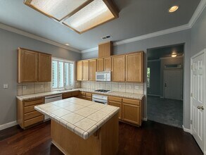 1893 Autumn Hill Ln in Chico, CA - Foto de edificio - Building Photo