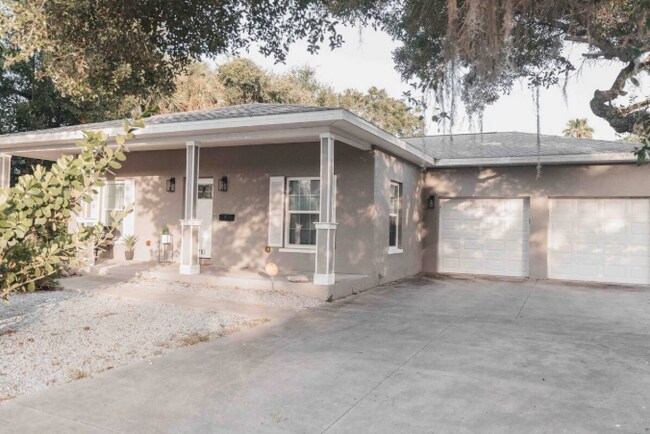 210 25th Ave S in St. Petersburg, FL - Foto de edificio - Building Photo