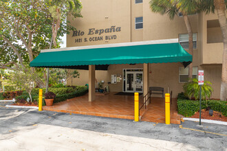 Rio Espana Condominiums in Pompano Beach, FL - Building Photo - Building Photo