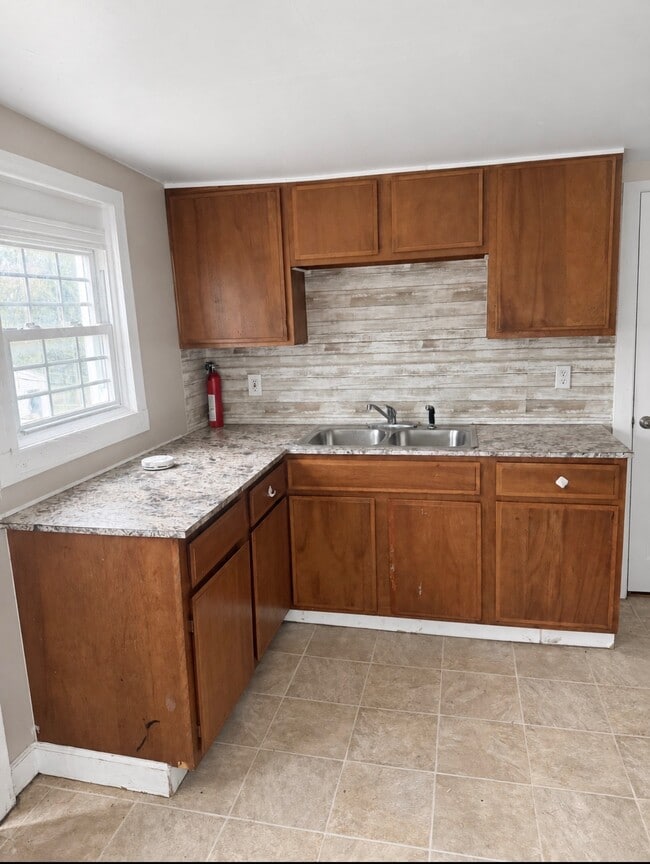 property at 1233 W Monroe St