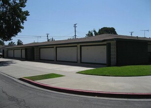 2128 E Westport Dr in Anaheim, CA - Building Photo - Building Photo