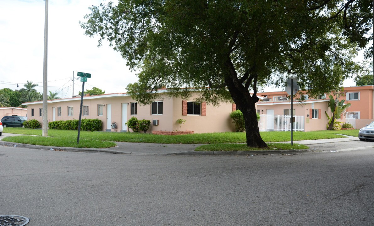 2080-2090 NW 31st St in Miami, FL - Building Photo