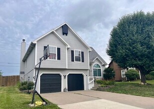 5404 NE Holiday Dr in Lee's Summit, MO - Foto de edificio - Building Photo