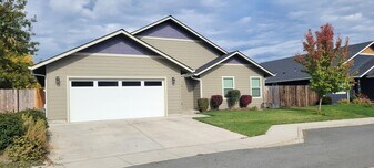 108 SW Little Meadow Ln in Grants Pass, OR - Building Photo