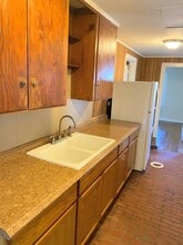 939 E 9th Ave in Hutchinson, KS - Building Photo - Building Photo