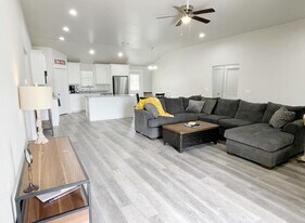 102 Kat's Ave in Durant, OK - Building Photo