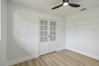 4970 Brookmeade Dr in Sarasota, FL - Building Photo - Building Photo