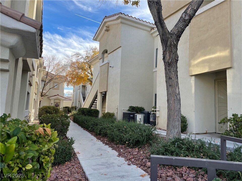 1420 Red Crest Ln in Las Vegas, NV - Building Photo