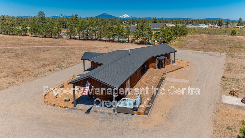 66966 Gist Rd in Bend, OR - Foto de edificio