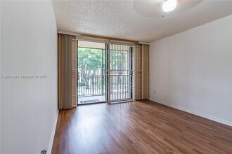 14301 N Kendall Dr in Miami, FL - Building Photo - Building Photo
