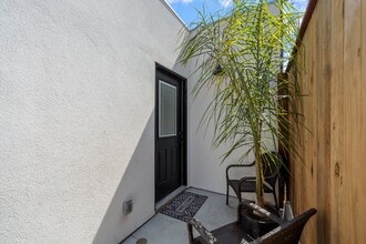 5136 Hillcrest Dr in Los Angeles, CA - Foto de edificio - Building Photo