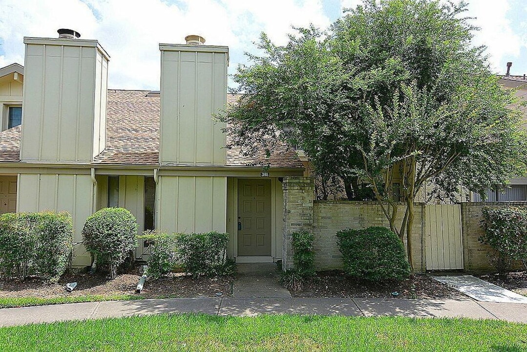 3168 Windchase Blvd in Houston, TX - Building Photo