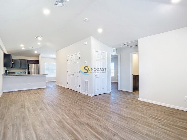2046 Hilton St in Port Charlotte, FL - Foto de edificio - Building Photo