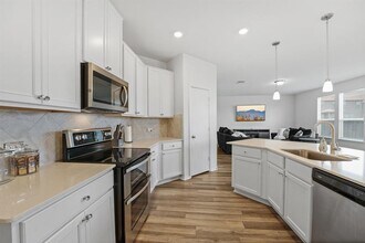 113 Uncle Billy Wy in Jarrell, TX - Building Photo - Building Photo