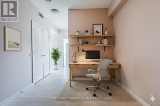 2220 Lake Shore Blvd W in Toronto, ON - Building Photo - Building Photo