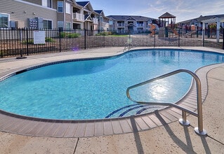 Blue Oak Court in Anderson, CA - Building Photo - Building Photo