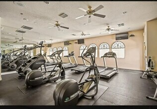 1900 Danbrook Dr in Sacramento, CA - Foto de edificio - Building Photo