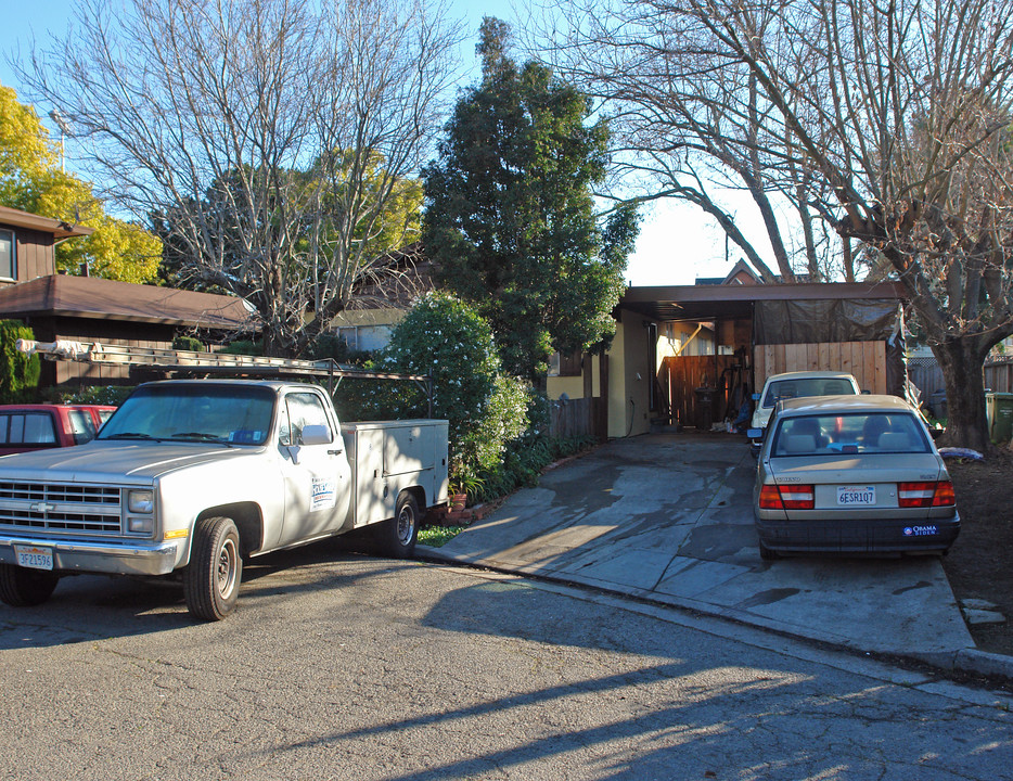 32-34 Warner Ct in San Rafael, CA - Building Photo