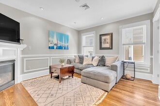 176 Bowen St, Unit 2 in Boston, MA - Foto de edificio - Building Photo