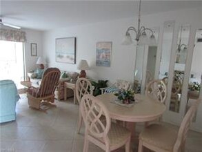 219 Fox Glen Dr-Unit -206 in Naples, FL - Foto de edificio - Building Photo