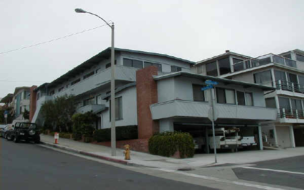 200 Rosecrans Ave in Manhattan Beach, CA - Building Photo