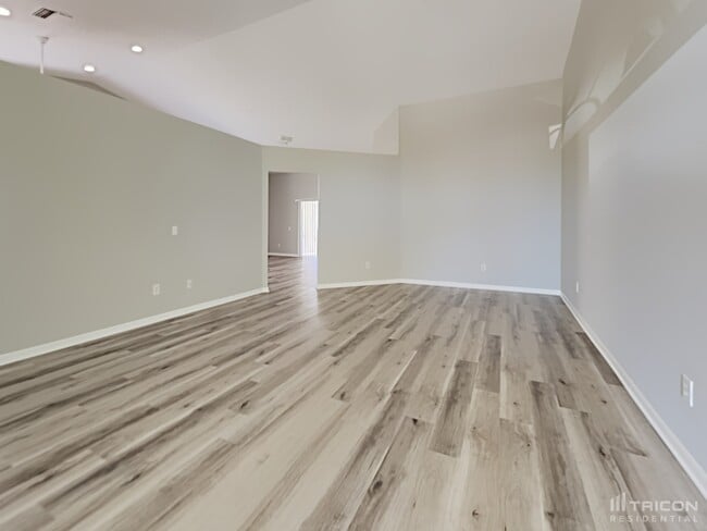 217 Lakeway Ln in Apollo Beach, FL - Foto de edificio - Building Photo