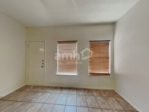 10308 Oak Branch Ln in Fort Worth, TX - Foto de edificio - Building Photo