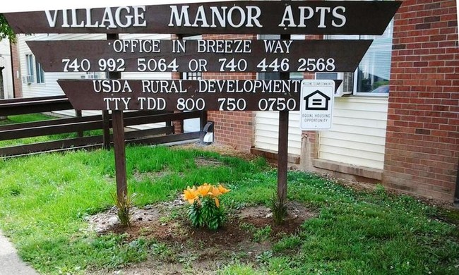 Village Manor Apartments in Middleport, OH - Foto de edificio - Building Photo