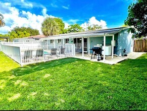 2233 SE 13th St in Pompano Beach, FL - Building Photo - Building Photo