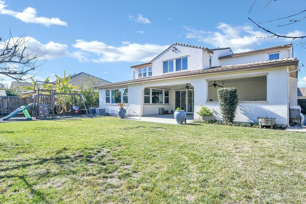 1045 Martinez Dr in Brentwood, CA - Building Photo