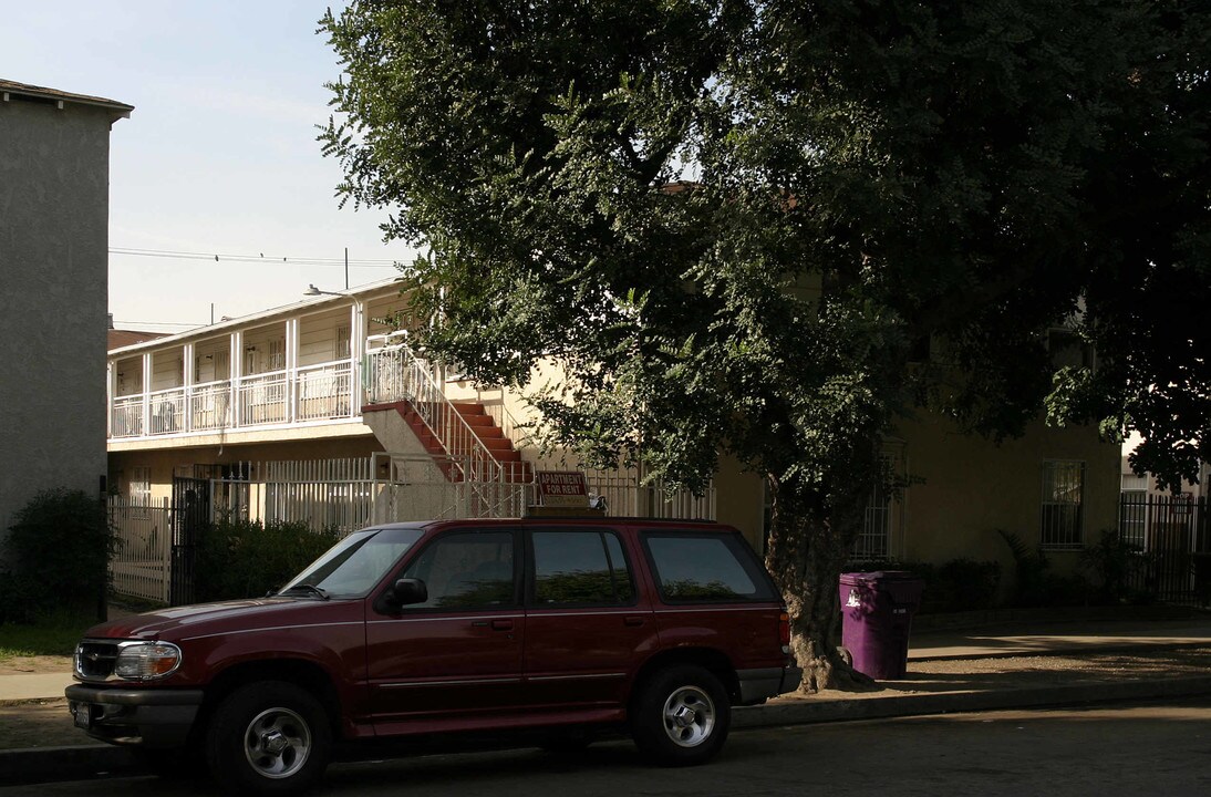 2035 Pine Ave in Long Beach, CA - Building Photo