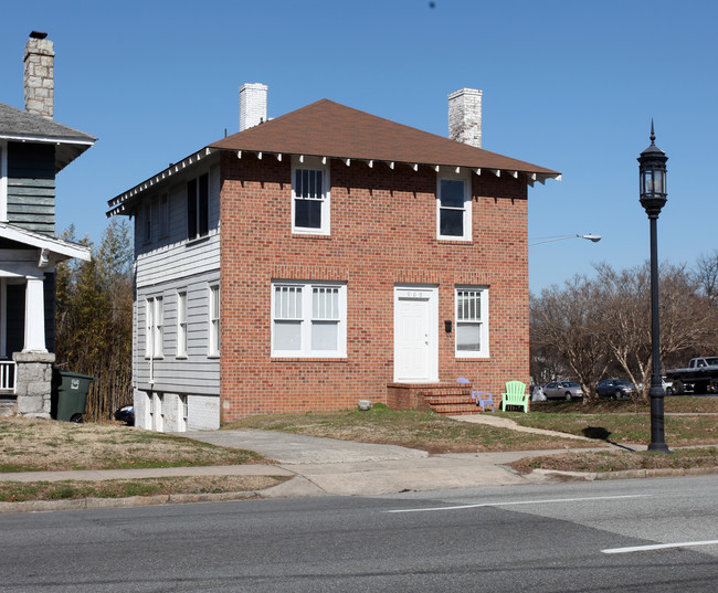 900 W Market in Greensboro, NC - Building Photo - Building Photo