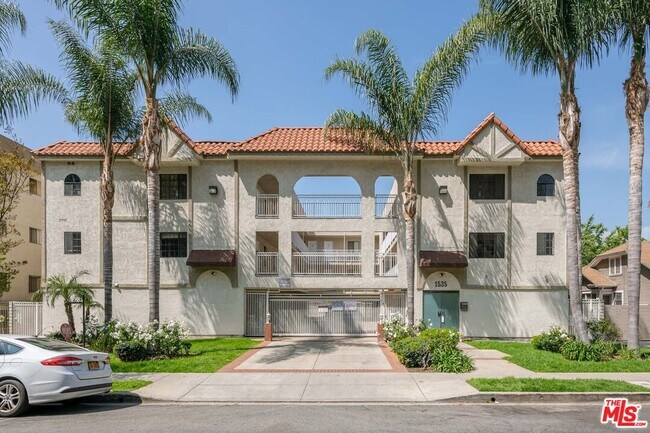 property at 1535 N Kenmore Ave