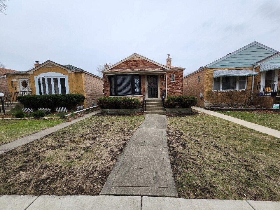 5044 N Kenneth Ave in Chicago, IL - Building Photo