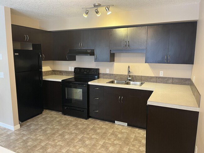 5242 Aerodrome Rd in Regina, SK - Building Photo - Building Photo